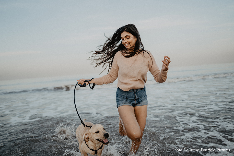 A couple celebrated their love along with their adorable dog in tow, at the Juhu Beach with a candid photoshoot A couple celebrated their love along with their adorable dog in tow, at the Juhu Beach with a candid photoshoot