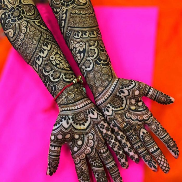 Book Mehendi Artists Packages With Deals That Are Not To Be Missed!