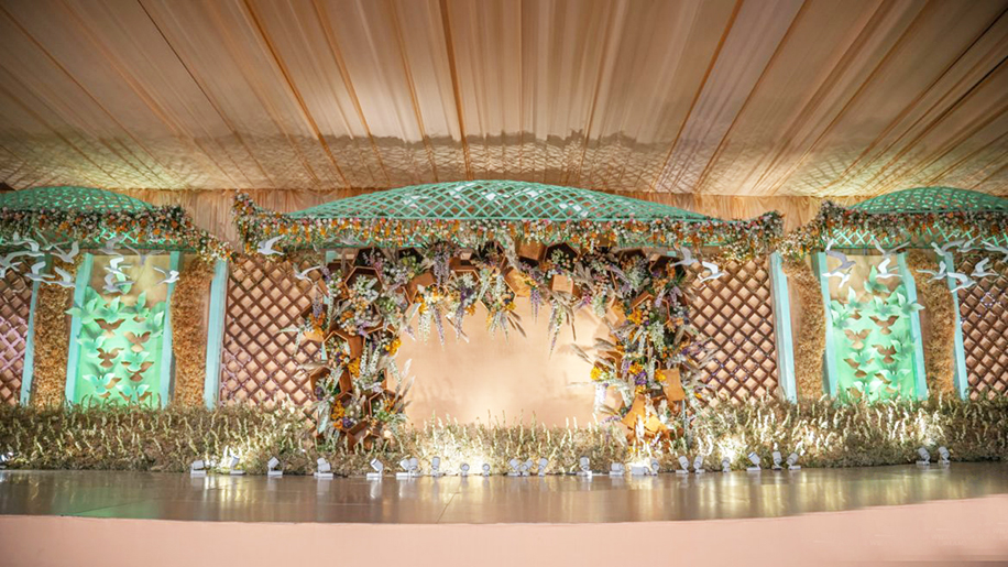Bring Spring To Your Ballroom Reception With Exotic Fls This Season Weddingsutra - Luxury Wedding Decorations Cost