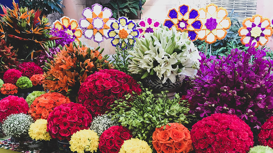Vibrant floral decor for Mehndi by Amaahyaaj