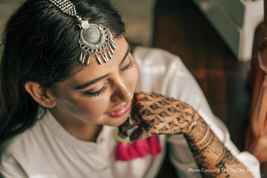 Bride wearing white shirt and oxidiced jewelry for Mehndi
