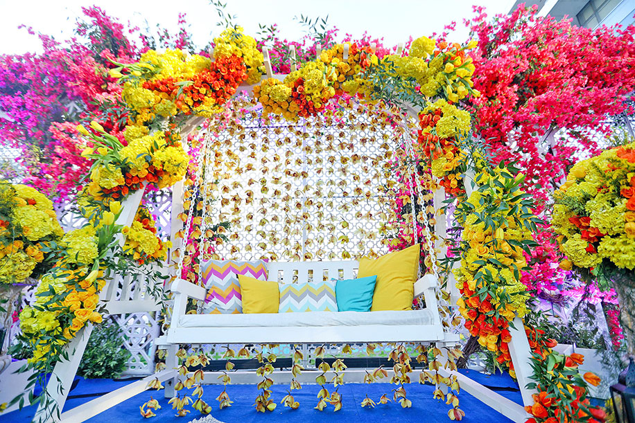 25 Striking Mehndi Seating Ideas For The Modern Bride Weddingsutra - Simple Mehndi Decoration Ideas