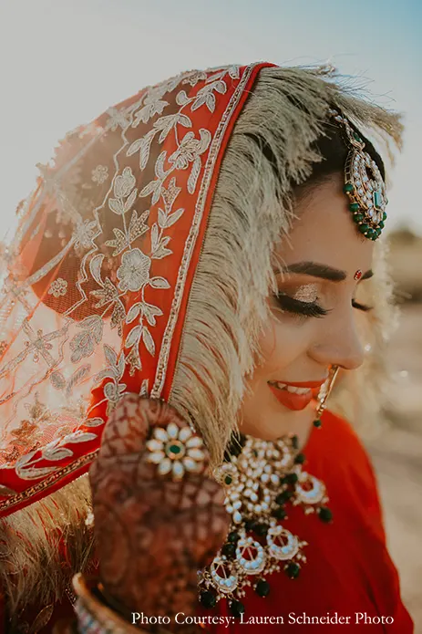 Bride wearing red outfit and green kundan jewelry for the anand karaj