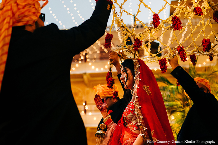 Bride entered in phoolon ki chadar