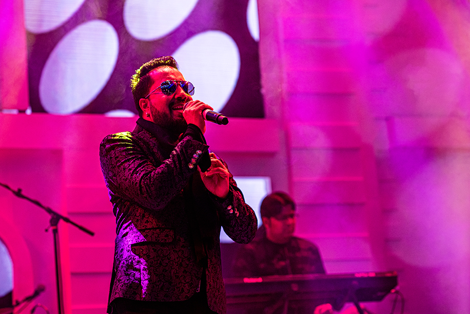 Mika Singh performing in cocktail party