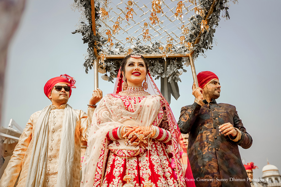 Bridal entry in red lehenga by Mongas