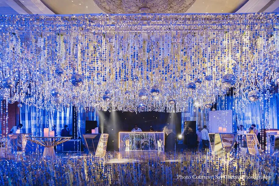Sagan decor with an ethereal blue light, the décor of shimmering lights, mirrors and disco balls