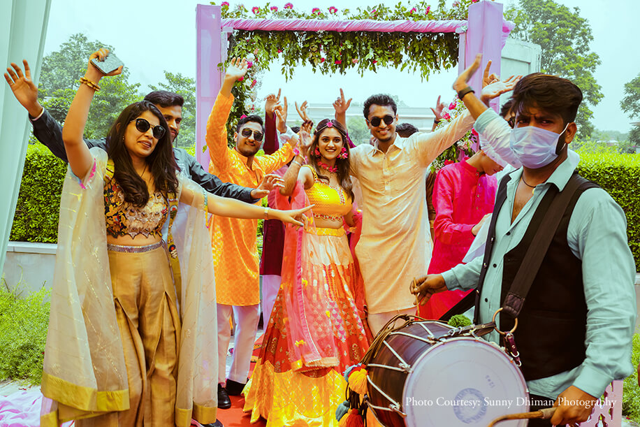 Couple entry by dhol tunes Couple entry by dhol tunes