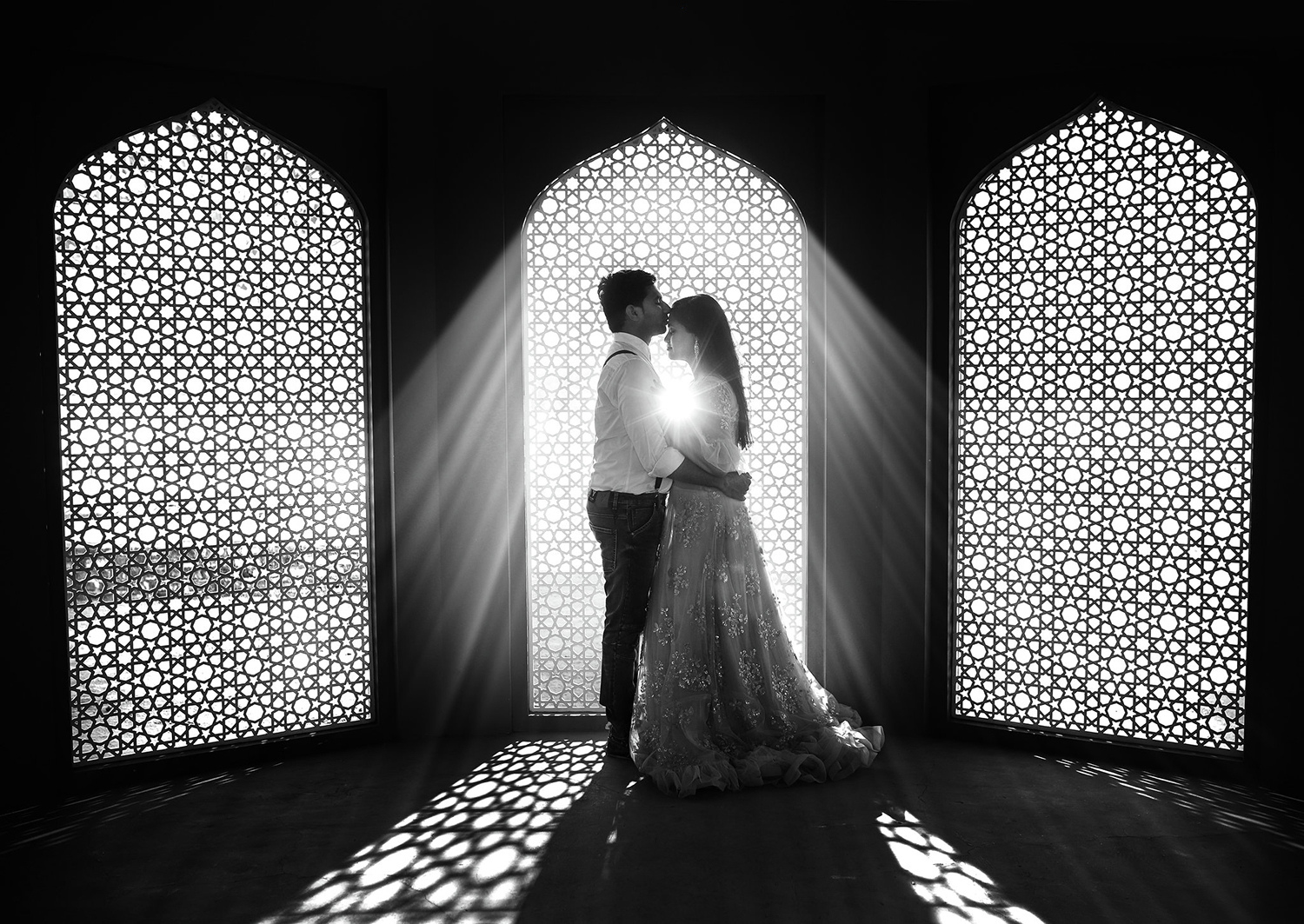 Красивая девушка с парнем. Влюбленные на берегу моря. Человек за ноутом. Радостное общение. Seeing in sets.